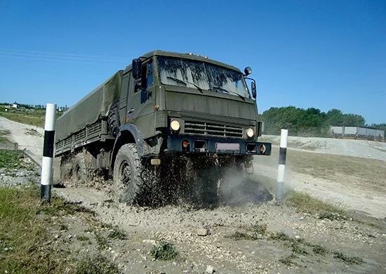 Армейский грузовик КАМАЗ в автопарке